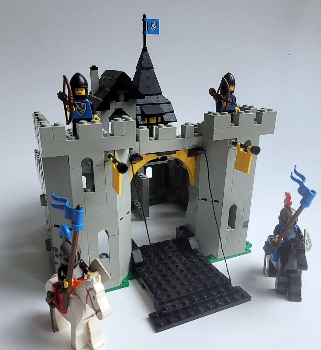 LEGO® 6074 Falkenritter Burg Quelle: retro-steine LEGO® 6074 Falkenritter Burg Quelle: retro-steine